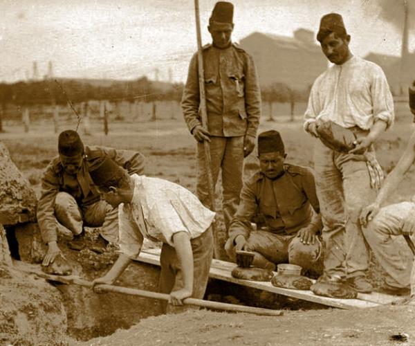 Ayr�ca sava�ta ekme�ini pi�iren, cephede �ay demleyen T�rk askerlerinin foto�raflar� da dikkat �ekiyor.