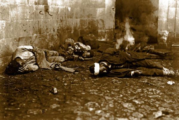 6 ay s�rd�. Foto�raflar�n �o�unlu�u ilk kez kamuoyuna ��k�yor. �o�u kolleksiyoner Tunca �rses'ten temin ettik. Amac�m�z asla ge�mi�te ya�anm�� ac� olaylardan kin toplamak, kabuk ba�lam�� yaralar� yeniden a�mak, �lkeler aras� d��manl�klar� k�r�klemek de�il. Bunun g�n�m�zde kimseye de bir faydas� yok. Tarih, ac�lar bir daha tekerr�r etmesin diye okunur."