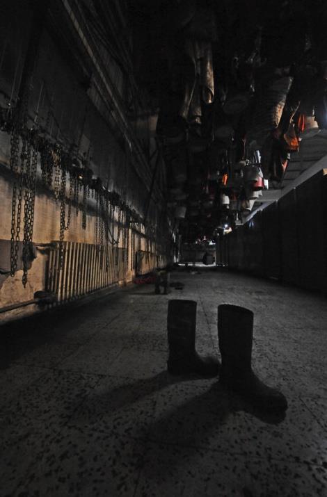 Soma'daki maden faciasnn ardndan kurtarma almalar devam ederken iilerin soyunma alannda sessizlik hakim.