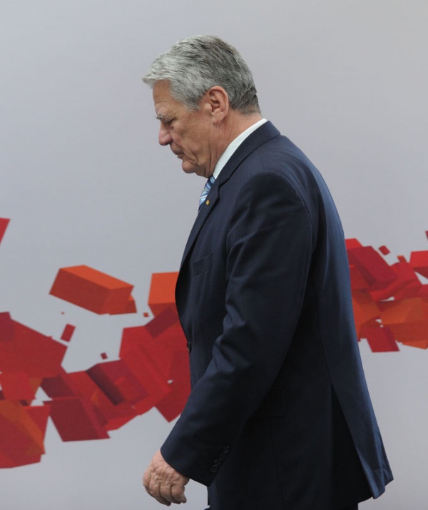 ALMANYA: Cumhurbakan Joachim Gauck, Soma'daki deprem facias nedeniyle Cumhurbakan Abdullah Gl'e, Angela Merkel ise Babakan Tayyip Erdoan'a taziye mesaj gnderdi. Gauck, Cumhurbakan Gl'e gnderdii taziye mesajnda, "Vatandalarmz adna sizlere derin taziyelerimi ifade etmek istiyorum" szlerine yer verdi.