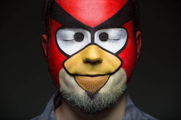 Angry Birds karakterlerine dntrlen modeller renkli kareler oluturuyor.