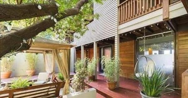  ksmnda renkli ahap ayrntlarn arlkl olduu malikanenin birka dnm geniliinde de bir bahesi var.