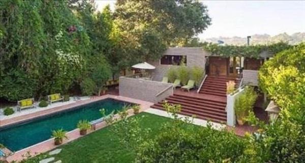 Gen kuak kzlarn gzdesi olan arkc alt ay nce Londra'da satn ald 5 milyon dolarlk malikanenin ardndan imdi de Beverly Hills'te baka bir malikane ald.