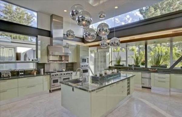 Buras, Demi Moore'un eski ei Ashton Kutcher'n eviydi. Aktr bekarlk gnlerinde yaad bu evi daha sonra Justin Bieber'a satt.