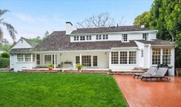 Gen yanda ekranda hreti yakaladktan sonra moda tasarmclna soyunan Conrad'n satn ald ev, okyanus kysna 15 dakika uzaklkta.