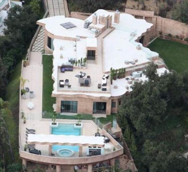 zel bir spor salonu ve yzme havuzu da evle ilgili ayrntlardan bazlar. Villann yer ald kompleksin gvenlii de en son teknolojiyle salanyor.