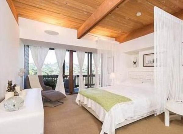 ABD ve ngiliz basnnda yer alan ve emlak sitesi The Real Estalker'n da dorulad haberlere gre Styles, Beverly Hills'teki bu malikane iin 4 milyon dolar dedi.