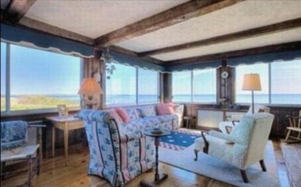 Evin zel bir plaj da bulunuyor.