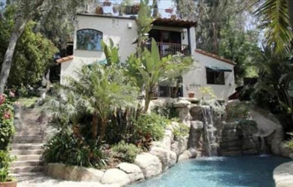 Lovato'nun spanyol tarz evinin bahesinde grkemli bir havuz ve minyatr bir elale de var.