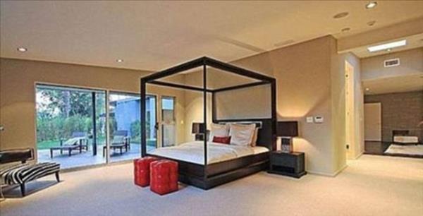 Cyrus satn ald bu malikanenin deeri 4 milyon dolar.