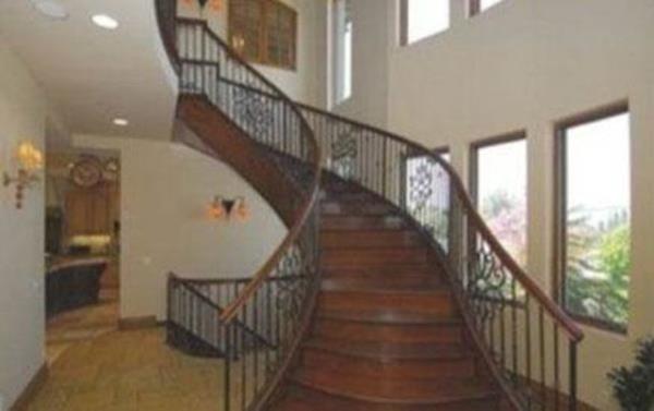 Onun gz kamatran evi de Hollywood tepelerinde.