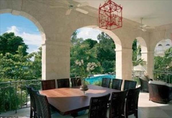 New York Post gazetesinin haberine gre Rihanna, nce kiralad ve ailesiyle kald bu evi daha sonra satn ald.