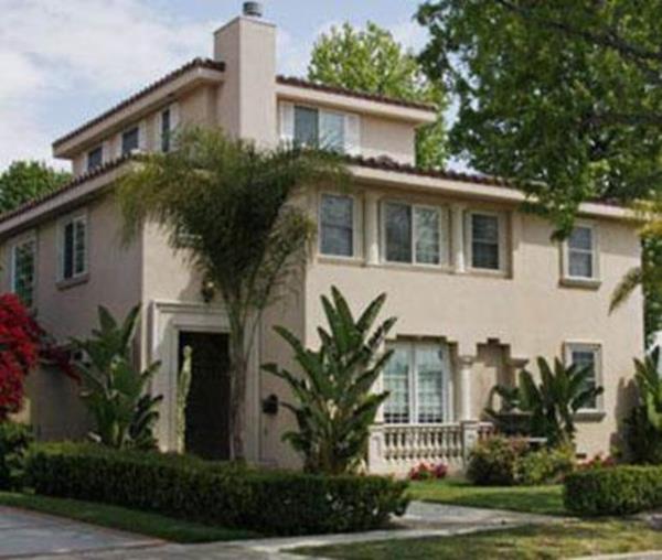 Bir baka gen yldz Demi Lovato da ailesiyle birlikte kendi satn ald bu lks evde yayor.