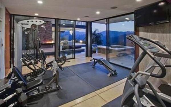 Haberlere gre bu ev Bieber'n doum gn iin satn ald tek mlk deil. Gen arkc bir baka ev daha almak iin kesenin azn at.