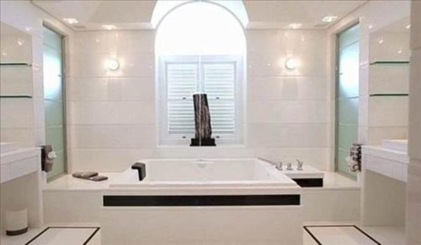 zel bir kompleks iinde yer alan villann ok sayda verandas var.