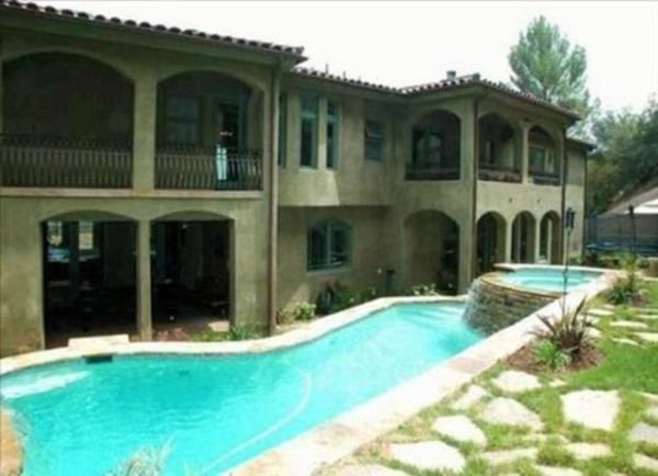 High School Musical dizisiyle n kazanan Hudgens, 1988 doumlu.