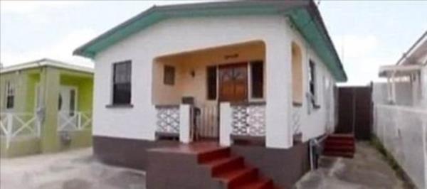 ok zengin bir ailenin kz olmayan Rihanna, 16 yana kadar ailesiyle birlikte bu kk evde yayordu.