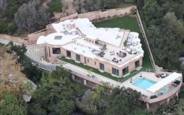 Bu grkemli villann hemen her yeri okyanus manzaral.