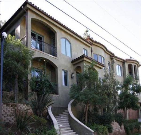 Gzel yldz da Los Angeles'taki milyon dolarlk bu evde oturuyor.