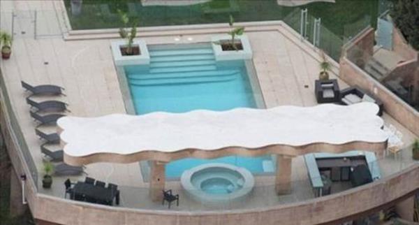 Rihanna'nn malikanesi onlarca konuunu arlayp partiler verebilecek kadar geni.