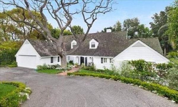 <p><b>DOKUZ YILDA SERVET KAZANDI</b></p>  Tek bir diziyle nlenen gen yldz imdi de satn ald milyon dolarlk evle gndeme geldi.