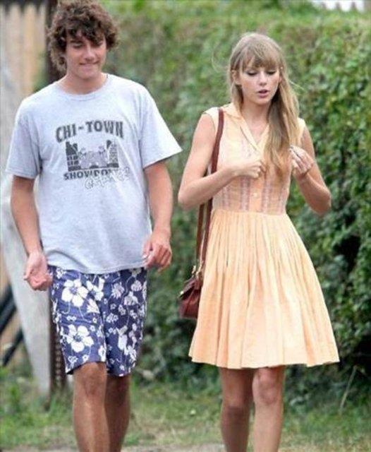 Billboard'un aklad listeyle gre geen yl 39.7 milyon dolar kazanan yldz son olarak iki yl nce 5 Milyon Dolar vererek satn ald vele gndemde. Swift bylece bir sredir birlikte oludu Conor Kennedy'nin ailesine de komu olmutu.