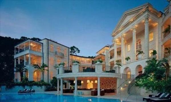 <p><b>NCE KRALADI SONRA SATIN ALDI</b></p>   Mzik dnyasnn 'milyon dolarlarla oynayan' yldzndan dudak uuklatan yatrm.