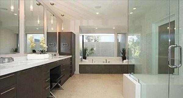 Be yatak odas, yedi banyosu ve bir havuzu bir de scak su havuzu bulunuyor.