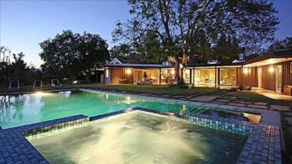 ocuk yatan bu yana gsteri dnyasnn iinde olan Miley Cyrus 18 yana girdiinde buray satn ald.