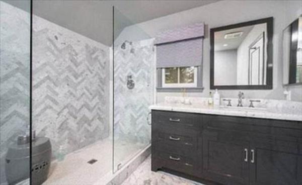 Alt yatak odas, 5 tane banyosu bulunan evin kendine ait bir basketbol sahas da var.