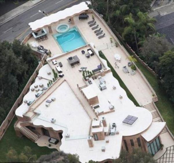 Los Angeles'taki gz kamatran bu mlk iin tam 12 Milyon Dolar harcad.