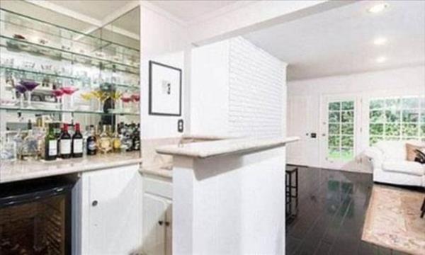 Bu blgede Marilyn Monroe, Shirley Temple ve Joan Crawford gibi efsanelerin malikaneleri de vard.