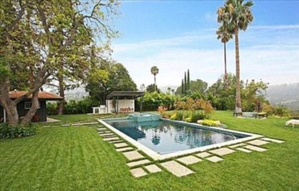 Cyrus bir sre mthi servetinden hatr saylr bir miktar gzde karp gz kamatrc bir malikaneye sahip oldu.