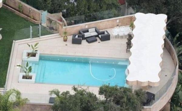 Malikanenin tam 7 yatak odas ve 9 tane de banyosu bulunuyor.