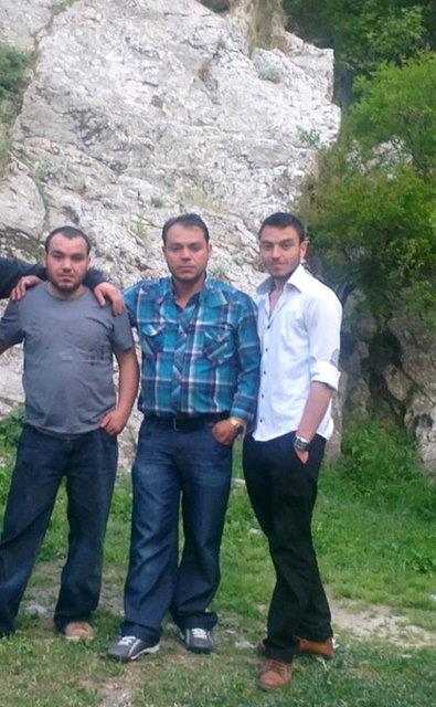 Madende hayatn kaybeden Osman zgn, yine madenci olan aabeyi Davuz zgn, rapor alp madene gitmeyip kurtulan ahin zgn (soldan saa).