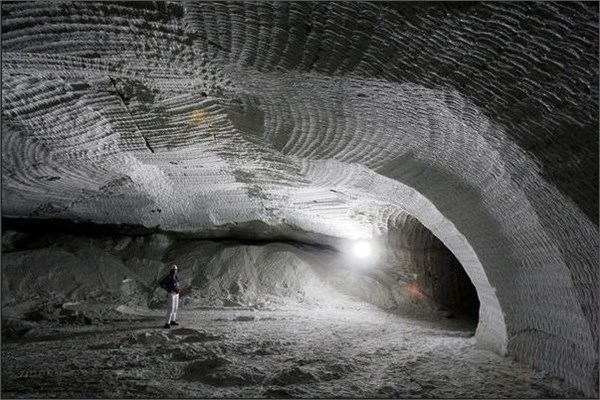 <p><b>Almanya</b></p>  Yerli madenciler ylda ortalama 99 bin dolarn zerinde, yurtdndan getirilen iilerse ylda ortalama 84 bin dolarn zerinde kazanyor.