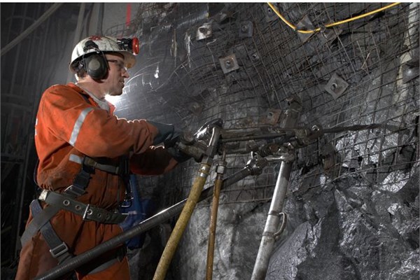 <p><b>Kanada</b></p>  Yerli madenciler ylda ortalama 101 bin 800 dolar, yabanc madenciler ortalama 110 bin 600 dolar kazanyor.