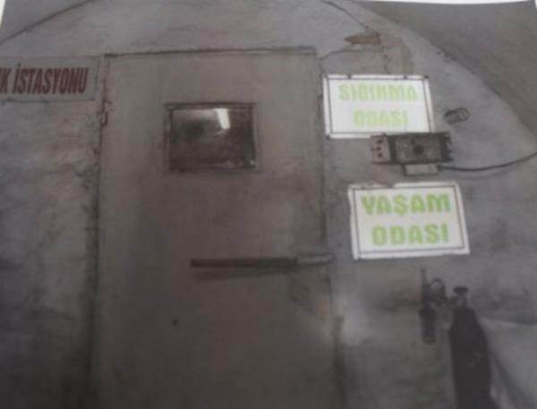 Soma'daki maden facias�n�n ard�ndan, Maden �irketinin sahibi Alp G�rkan, d�zenledi�i bas�n toplant�s�nda maden oca��n�n ya�am odalar�na ait foto�raflar� bas�n mensuplar�na da��tt�.