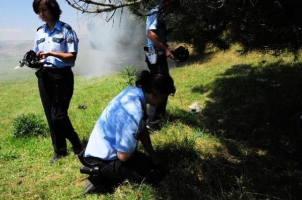 75'nci Y�l Futbol sahas�nda yap�lan e�itimde, polis amirleri, biber gaz�, gaz bombas�, kalkan ve gaz maskesi kullan�m� ve toplumsal olaylarda olas� olaylara m�dahale e�itimi verdi.