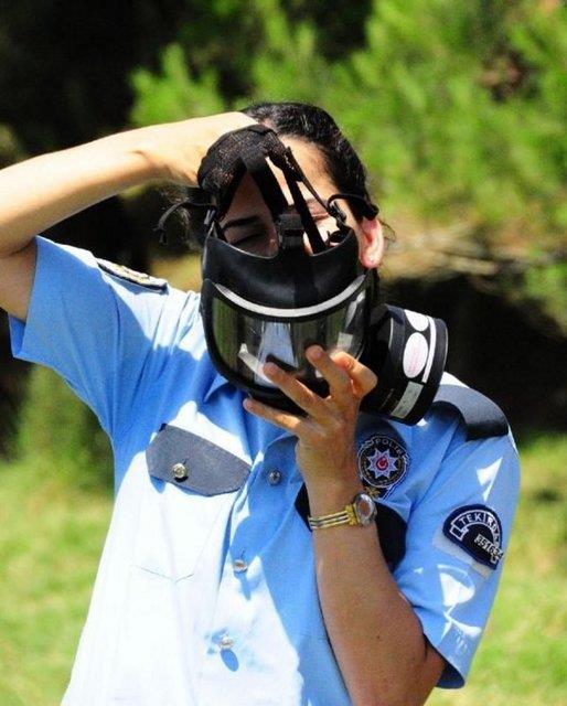 Gaz duman�n�n aras�nda kalan ve gaz maskesini takmakta geciken polisler, gazdan etkilenince zor anlar ya�ad�.