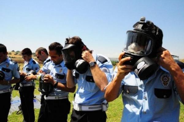 Gazdan etkilenen polislere meslekta�lar� yard�m etti.