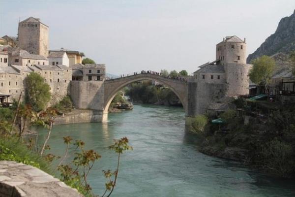 Bosna / Neretva Nehri �zerinde Mimar Sinan'�n ��rencisi Mimar Hayreddin taraf�ndan 1566 y�l�nda in�a edilen Mostar K�pr�s�
