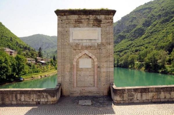 Bosna Hersek / Sokullu Mehmet Pa�a taraf�ndan yat�r�lan Drina K�pr�s� ve k�pr� �zerinde yeralan mihrab�
