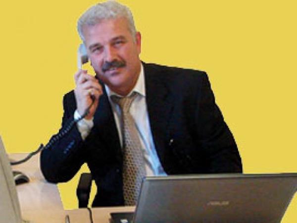 Kurum bilgilerini s�zd�rd��� i�in meslekten at�lma y�n�nde hakk�nda soru�turma a��lan ve bunun �zerine emekli olan Ali Tezel, bir ka� y�l �nce de e�ini b��aklamas�yla ve CHP'den aday aday� olmakla g�ndeme gelmi�ti.