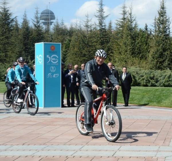 Anadolu Ajans�, 19 May�s Gen�lik ve Spor Bayram�’nda Cumhurba�kan� Abdullah G�l, Ba�bakan Recep Tayyip Erdo�an, Ana Muhalefet Lideri Kemal K�l��daro�lu, MHP Genel Ba�kan� Devlet Bah�eli ve bakanlar�n spor yaparken g�steren foto�raflar�n� derledi. Foto�raflarda tak�m elbiseli, makam otomobilinde ve k�rs�de g�rmeye al��t���m�z liderler ve bakanlar�n sporda ilk tercihi futbol oldu.