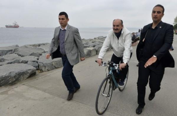 Foto�rafta Sa�l�k Bakan� Mehmet M�ezzino�lu, sahilde ba�kas�ndan �d�n� ald��� bisiklete binerken g�r�l�yor.