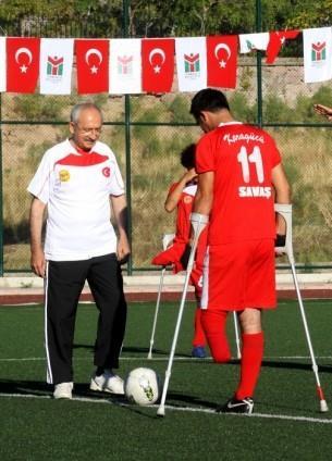 CHP Genel Ba�kan� Kemal K�l��daro�lu, kat�ld��� hal� saha ma��nda g�ndemin stresinden uzakla�arak futbol oynaman�n keyfini ��kard�.
