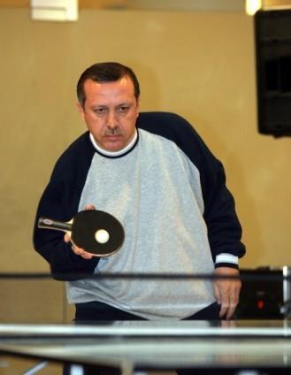 BA�BAKAN'IN SON �� YILDA �STANBUL TEMASLARI SIRASINDA OBJEKT�FLERE YANSIYAN KARELERDEN OLUSAN "BA�BAKAN �STANBUL'DA" SERGISI A�ILDI. 44 KAREDEN OLUSAN SERG�DE ERDOGAN'IN MASA TEN�S� OYNARKEN VE �LK KEZ YAYINLANAN FOTOGRAFI DA SERG�DE YER ALIYOR.