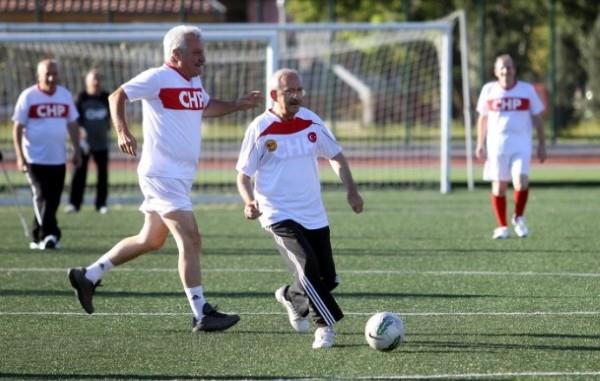 CHP Genel Ba�kan� Kemal K�l��daro�lu, kat�ld��� hal� saha ma��nda g�ndemin stresinden uzakla�arak futbol oynaman�n keyfini ��kard�.