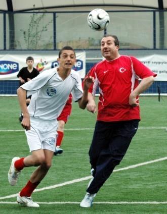 G�da, Tar�m ve Hayvanc�l�k Bakan� Mehdi Eker, kat�ld��� hal� saha ma��nda g�ndemin stresinden uzakla�arak futbol oynaman�n keyfini ��kard�.